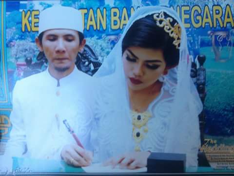 Pasangan ini menikah setelah 2,5 tahun LDR , so sweet!