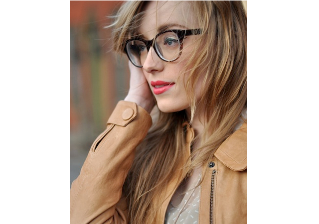 7 Kesalahan makeup bagi pengguna kacamata, ladies wajib tahu!