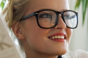 7 Kesalahan makeup bagi pengguna kacamata, ladies wajib tahu!