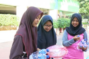 Demi dana pensi, tiga siswa SMA ini rela jualan lontong 