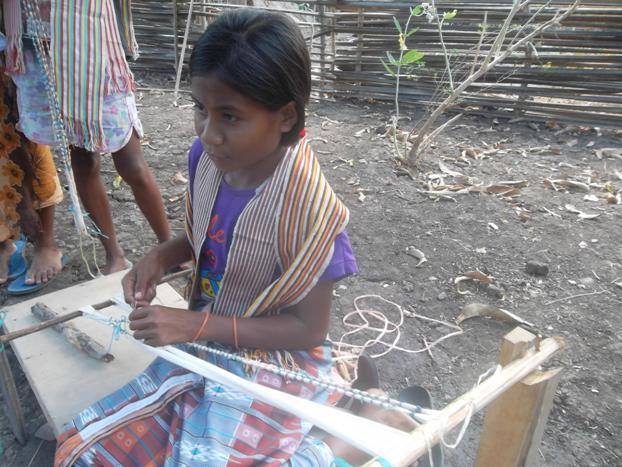 Kisah anak-anak di NTB, menggapai beasiswa dengan jadi penenun cilik