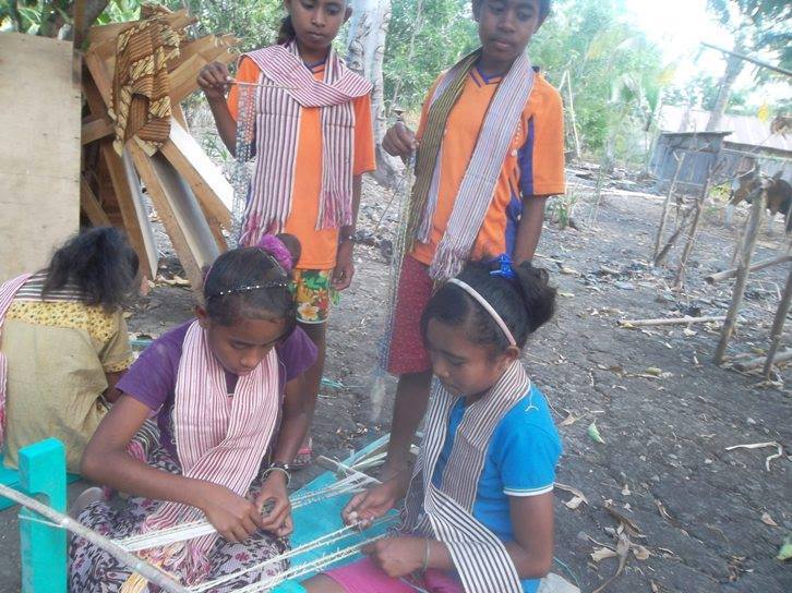 Kisah anak-anak di NTB, menggapai beasiswa dengan jadi penenun cilik