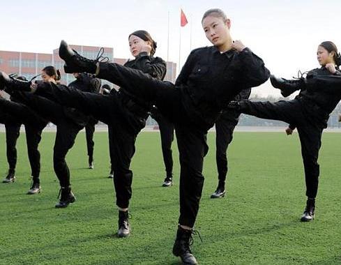 Tak hanya modal cantik, pramugari di China harus jago kungfu, keren! 