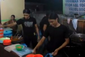 4 Penjual bebek penyet ini ternyata kembar identik, bikin bingung ya!