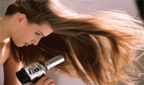 Begini caranya bikin rambut mengembang tanpa produk kimia, ladies!