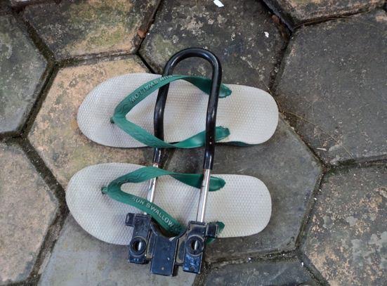 sandal jumatan  © 2016 brilio.net sandal jumatan  © 2016 brilio.net