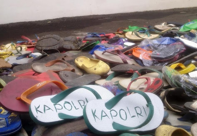 sandal jumatan  © 2016 brilio.net sandal jumatan  © 2016 brilio.net