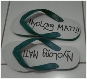 sandal jumatan  © 2016 brilio.net sandal jumatan  © 2016 brilio.net