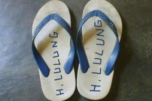 9 Cara nyentrik amankan sandal jepit ini bikin ketawa geli, kreatif!