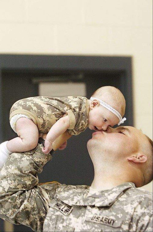 Tentara perang ketemu anak © 2016 brilio.net