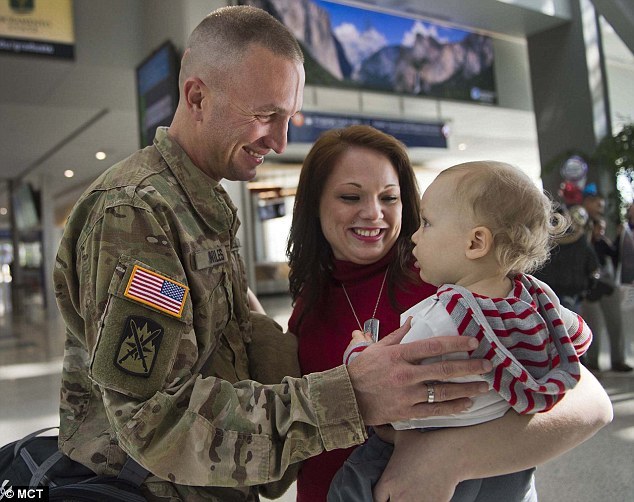 Tentara perang ketemu anak © 2016 brilio.net