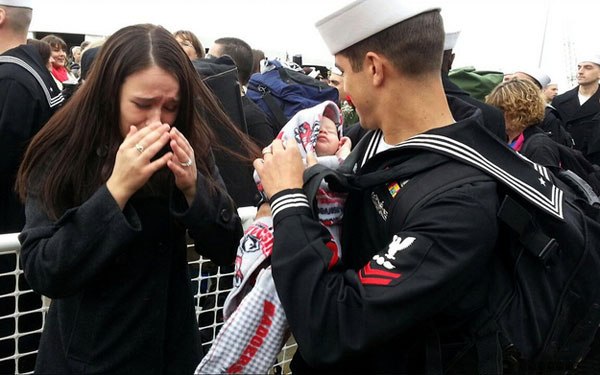 Tentara perang ketemu anak © 2016 brilio.net