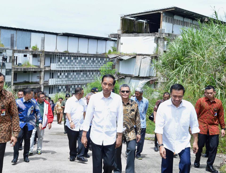 Presiden Jokowi terjang ilalang setinggi orang dewasa, ngapain ya?