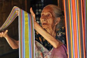  Jenis-jenis kain tenun asli Indonesia yang wajib kamu tahu!