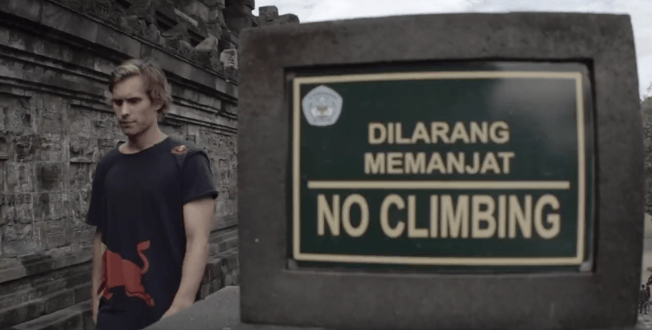 Atlet parkour asing jumpalitan di Candi Borobudur bikin marah netizen