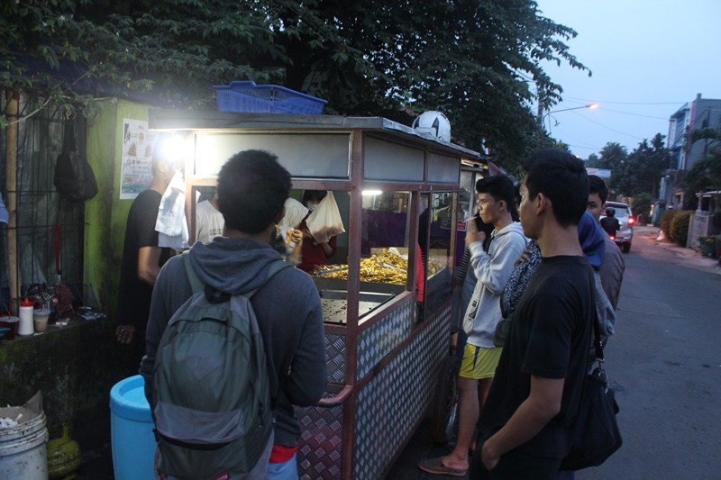 Jualan pakai gerobak PKL,  80 kg kulit ayam goreng ludes dalam 3 jam