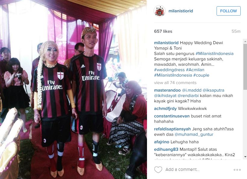 Gokil, pasangan ini menikah pakai jersey AC Milan! 