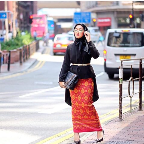 Artis pakai kain tenun © 2016 brilio.net