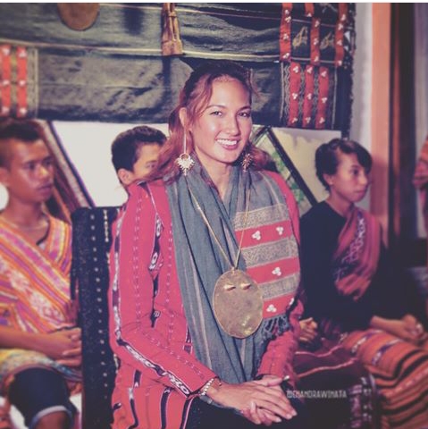 Para artis ini terlihat fashionable kenakan kain tenun khas Indonesia