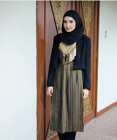 Para artis ini terlihat fashionable kenakan kain tenun khas Indonesia