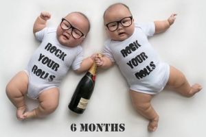 20 Foto tingkah bayi kembar ini asli ngegemesin banget!