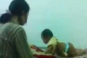 Wanita ini tega pukul & tendang bocah berkali-kali, duh kejam!