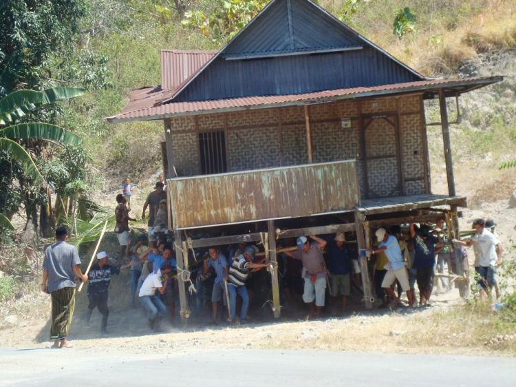 Tradisi pindah rumah ala suku Bugis ini unik, hanya ada di Indone