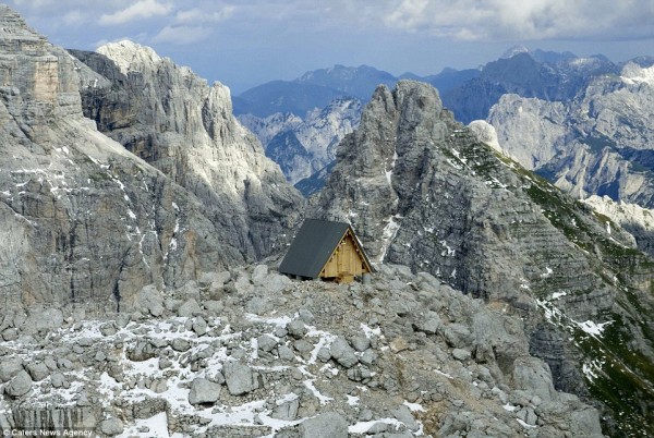 Hotel eksotis di puncak gunung ini gratis kamu tinggali, asal...