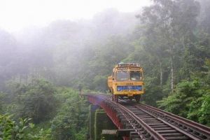 17 Aksi sopir truk menantang maut ini bikin geleng kepala, ngeri!