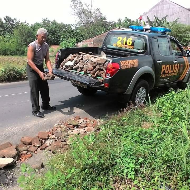 Polisi urug jalan © 2016 brilio.net