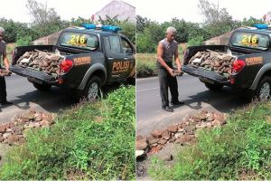 Polisi ini punya 'kerjaan sampingan' singkirkan batu di jalan, mulia!