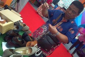 Kisah perjuangan seorang ayah membelikan sepatu  anaknya bikin mewek