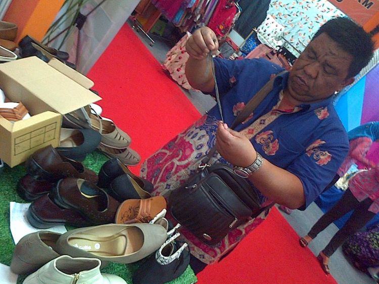 Kisah Perjuangan Seorang Ayah Membelikan Sepatu Anaknya Bikin Me Kisah Perjuangan Seorang Ayah Membelikan Sepatu Anaknya Bikin Me