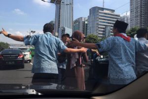 Demo sopir taksi Jakarta, ibu gendong anak diturunkan di jalan tol