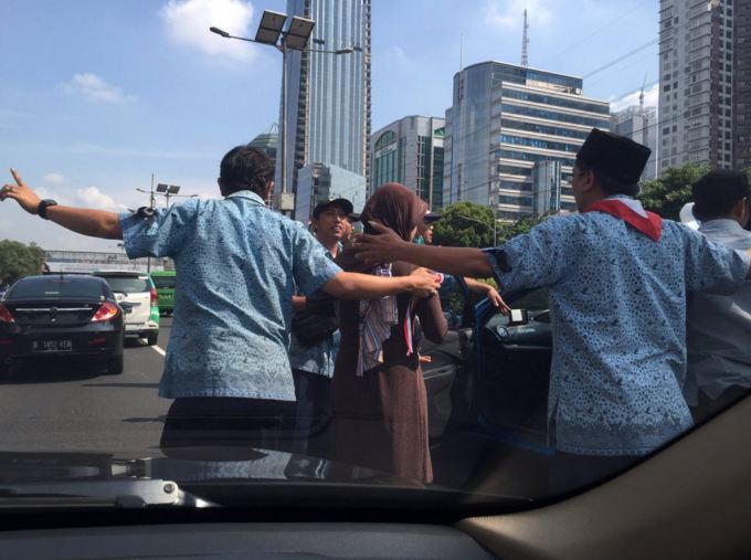 Demo sopir taksi Jakarta, ibu gendong anak diturunkan di jalan tol