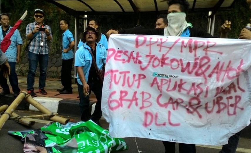 aksi sopir taksi anarkis © 2016 brilio.net