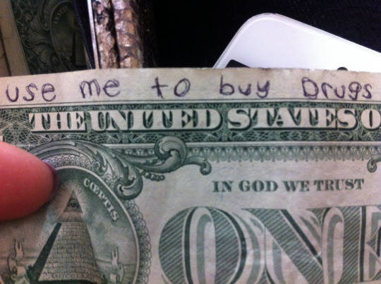 18 Coretan di uang kertas ini bikin ketawa, ada yang curhat segala!