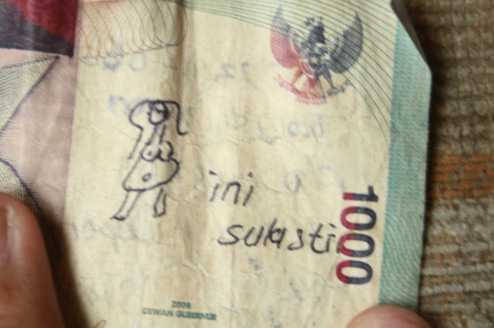 18 Coretan di uang kertas ini bikin ketawa, ada yang curhat segala!