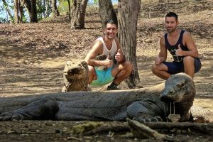  Oleh-oleh ala turis bule saat traveling ke Bali-Flores