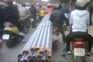 Pemotor 'gila', angkut puluhan pipa panjang di jalan padat kendaraan