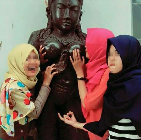 Pose mesum di depan patung kuno, 3 cewek ini dihujat netizen