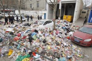 Gara-gara parkir sembarangan mobil mewah ini ditimbuni sampah, duh!