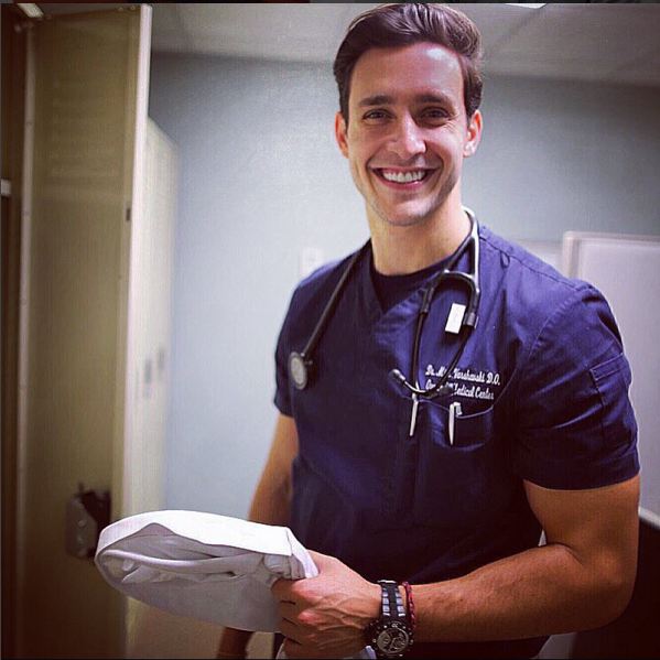 15 Foto kegantengan dokter Mike, penakluk hati Miss Universe 2015