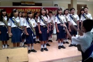 Penampilan paduan suara ini memukau, dirigennya bikin gagal fokus!