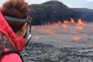 Letupan lava langka di gunung api ini diburu banyak wisatawan, wow!