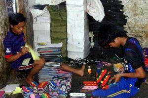 Tak diduga, sandal unik bikinan anak-anak putus sekolah ini laris