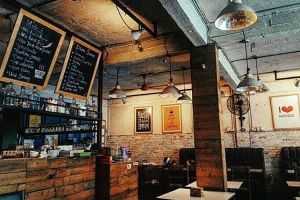 10 Kedai kopi di Malang ini layak kamu singgahi, asyik buat nongkrong!