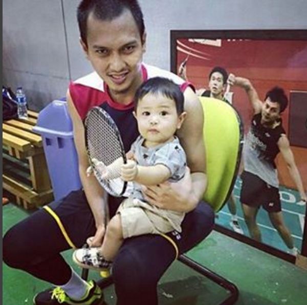 15 Foto buktikan Ahsan, si juara dunia bulutangkis sosok ayah hangat