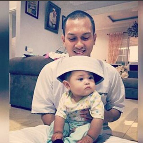 15 Foto buktikan Ahsan, si juara dunia bulutangkis sosok ayah hangat