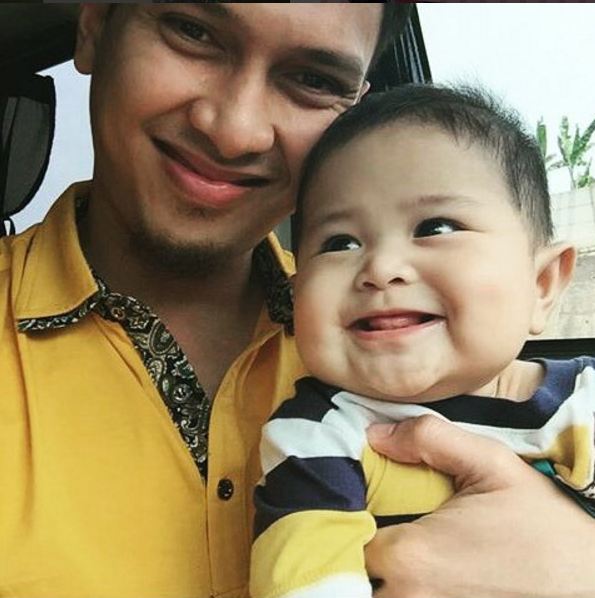 15 Foto buktikan Ahsan, si juara dunia bulutangkis sosok ayah hangat